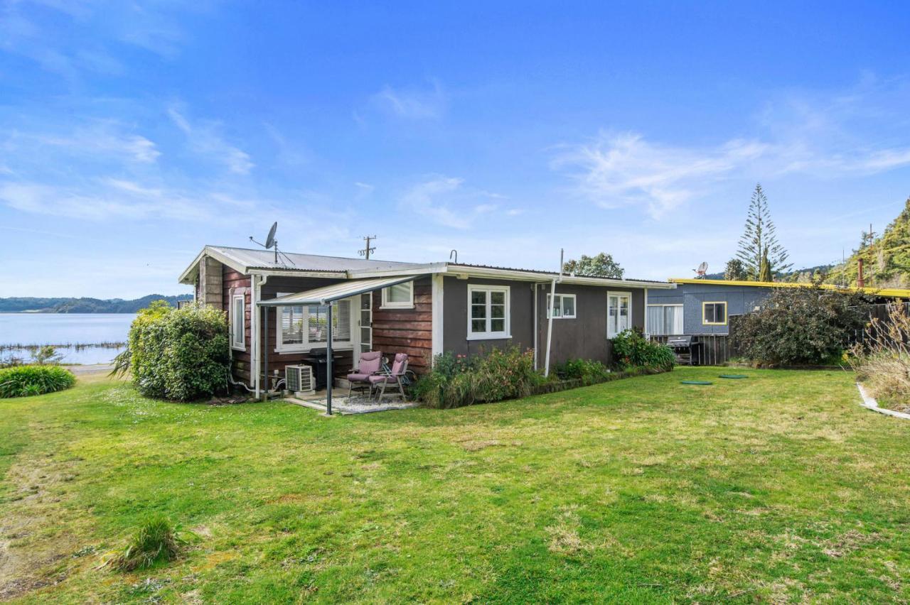 Lakefront Treasure - Lakefront Rotoma Holiday Home Rotorua Exterior photo